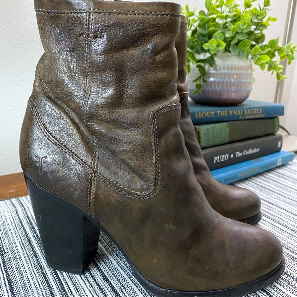 Frye / Patty Artisan Zip Brown Ankle Bootie